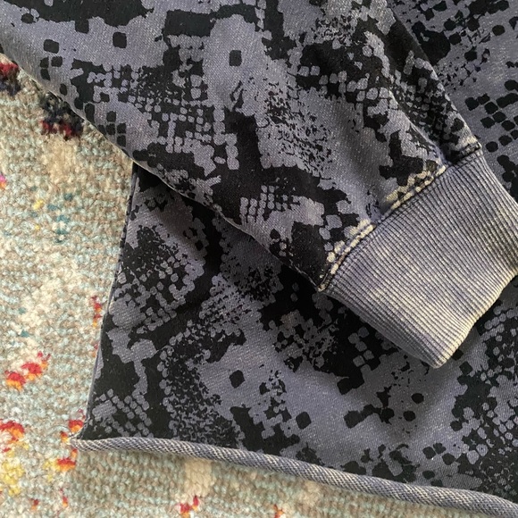 Cropped Crew Neck - Picture 4 of 4